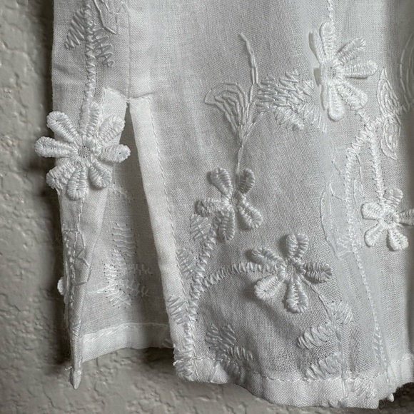 Beautiful Adrianna Papell White 3D Floral Embroidered Boxy Cap Sleeve Blouse. M - Picture 3 of 16